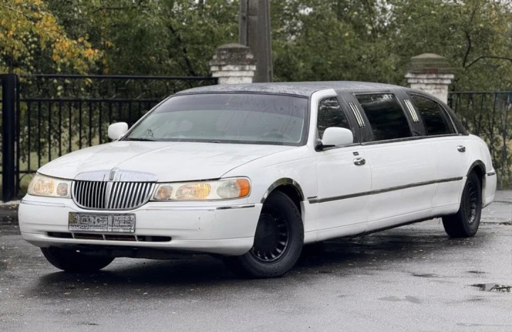 Класичний лімузин Lincoln Town Car