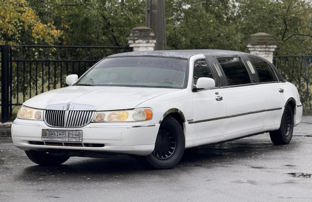 Класичний лімузин Lincoln Town Car - Зображення 1 із 1