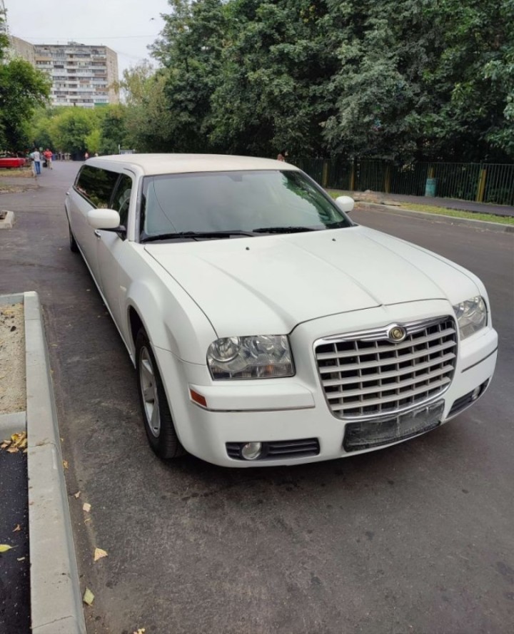Елегантний білий лімузин Chrysler