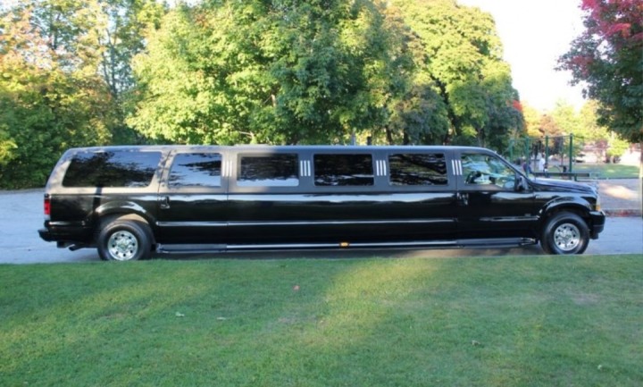 Чорний лімузин Ford Excursion