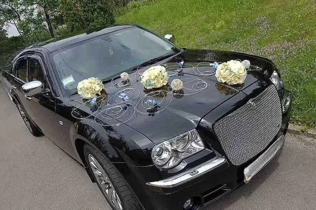 Черный лимузин Chrysler 300C - Изображение 1 из 1