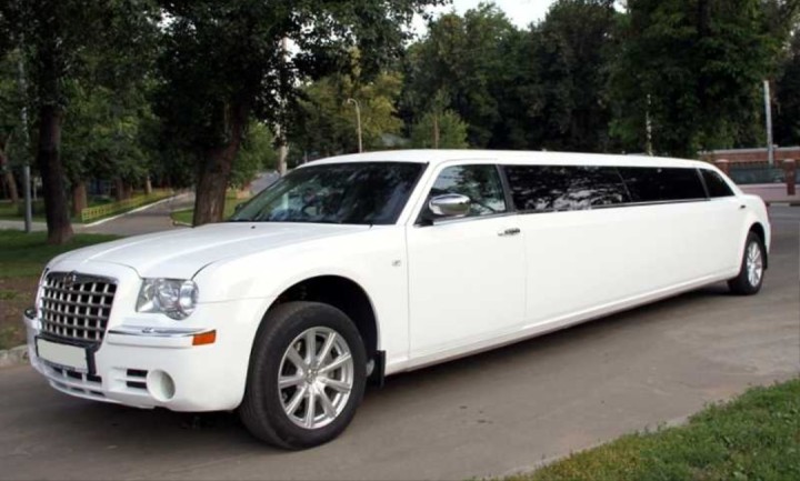 Білий лімузин Chrysler 300C