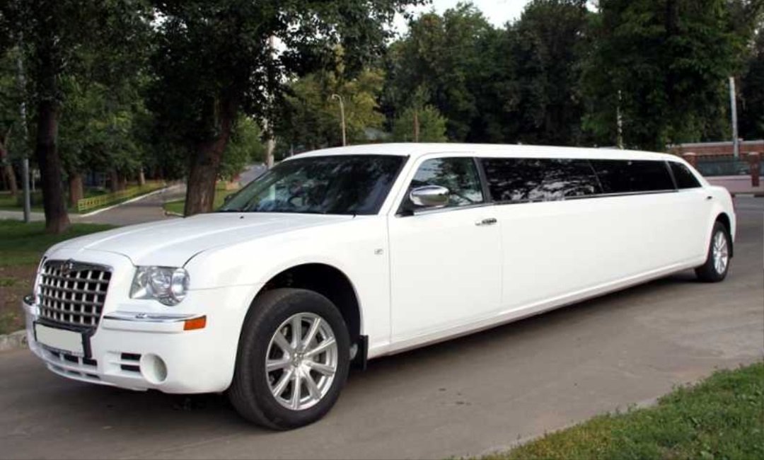 Білий лімузин Chrysler 300C - Зображення 1 із 1