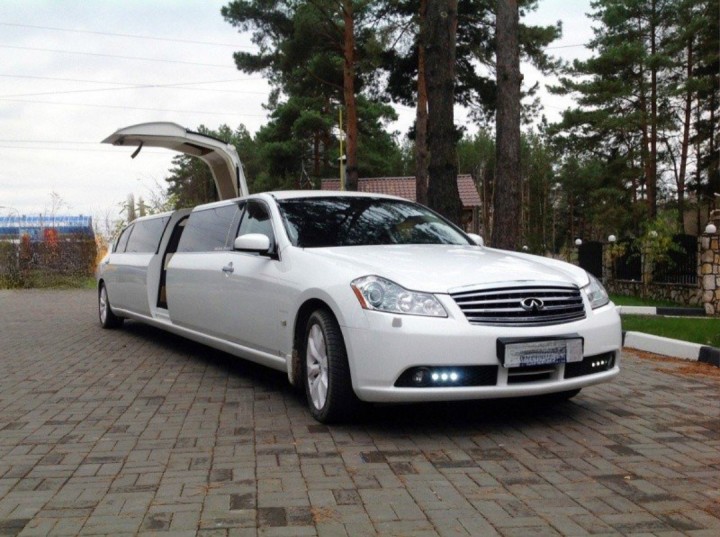 Елегантний лімузин Infiniti M35