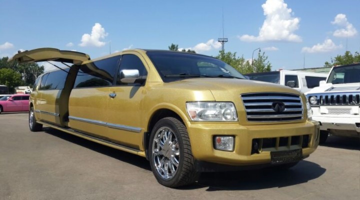 Золотистый лимузин Infiniti QX56