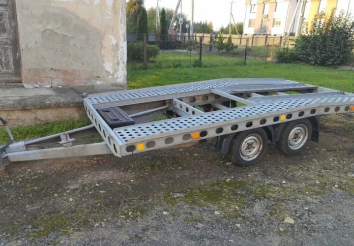 Двовісний лафет для перевезення автомобілів